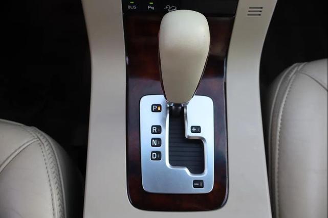 Photo of 2010 Electric Silver Metallic Volvo XC70
