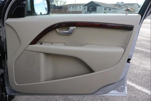 Photo of 2010 Electric Silver Metallic Volvo XC70