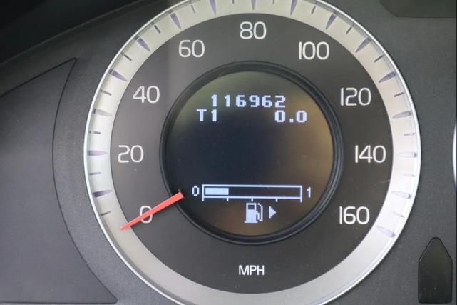 Photo of 2010 Electric Silver Metallic Volvo XC70