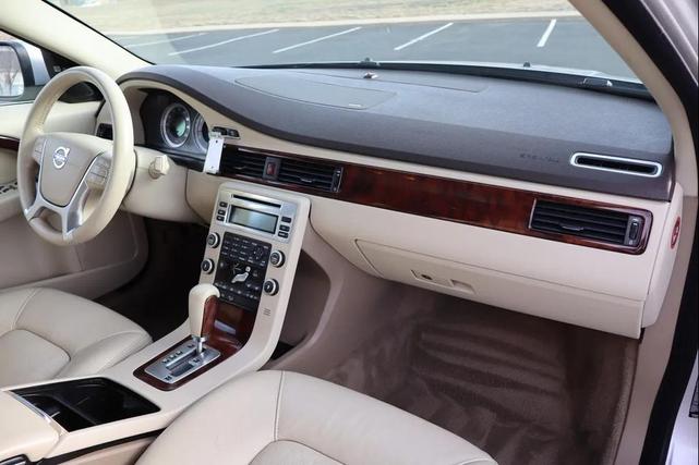 Photo of 2010 Electric Silver Metallic Volvo XC70