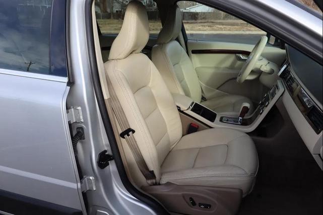 Photo of 2010 Electric Silver Metallic Volvo XC70