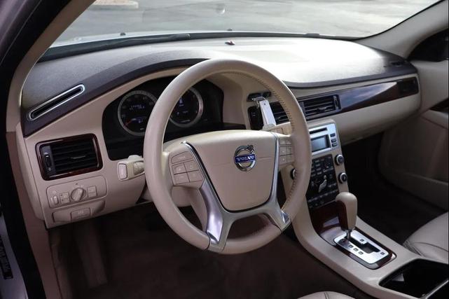 Photo of 2010 Electric Silver Metallic Volvo XC70