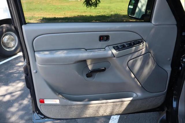 Photo of 2004 Gray Chevrolet Tahoe