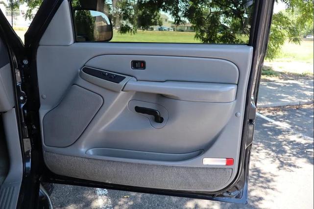 Photo of 2004 Gray Chevrolet Tahoe
