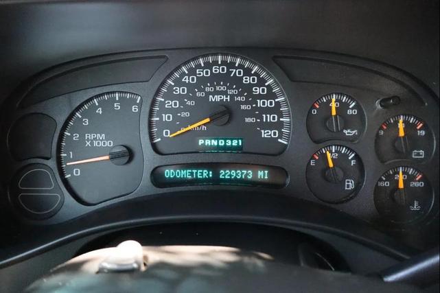 Photo of 2004 Gray Chevrolet Tahoe