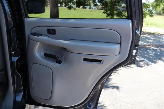 Photo of 2004 Gray Chevrolet Tahoe