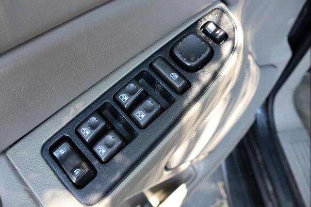Photo of 2004 Gray Chevrolet Tahoe