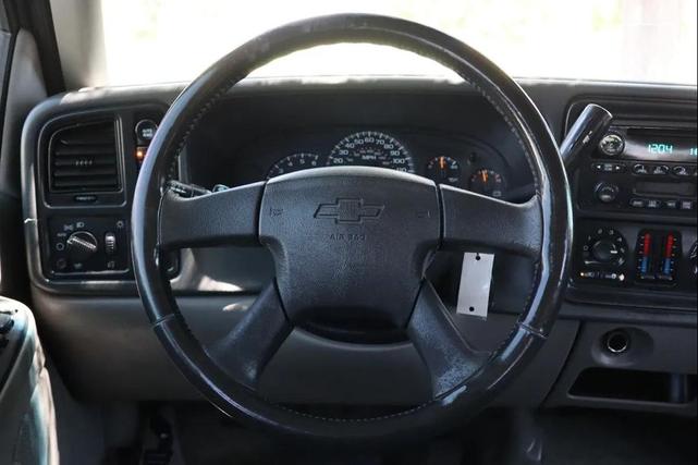 Photo of 2004 Gray Chevrolet Tahoe