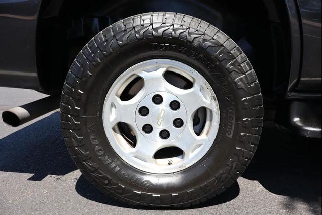 Photo of 2004 Gray Chevrolet Tahoe