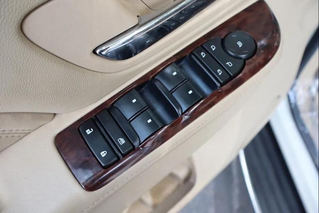Photo of 2012 White Diamond Tricoat Cadillac Escalade EXT