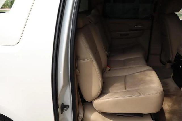 Photo of 2012 White Diamond Tricoat Cadillac Escalade EXT