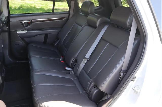 Photo of 2011 Moonstone Silver Hyundai SANTA FE