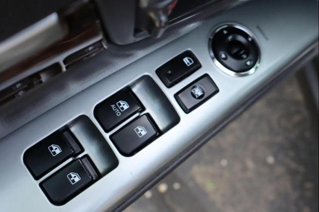 Photo of 2011 Moonstone Silver Hyundai SANTA FE