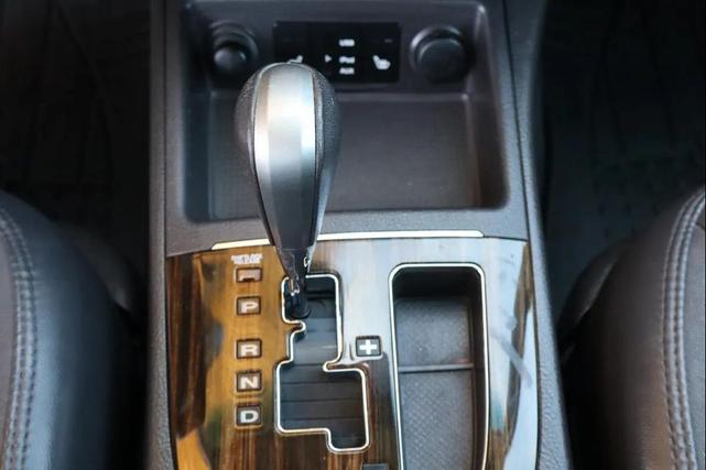 Photo of 2011 Moonstone Silver Hyundai SANTA FE