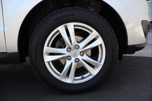 Photo of 2011 Moonstone Silver Hyundai SANTA FE