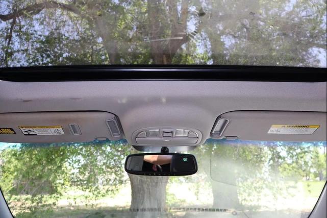 Photo of 2011 Moonstone Silver Hyundai SANTA FE