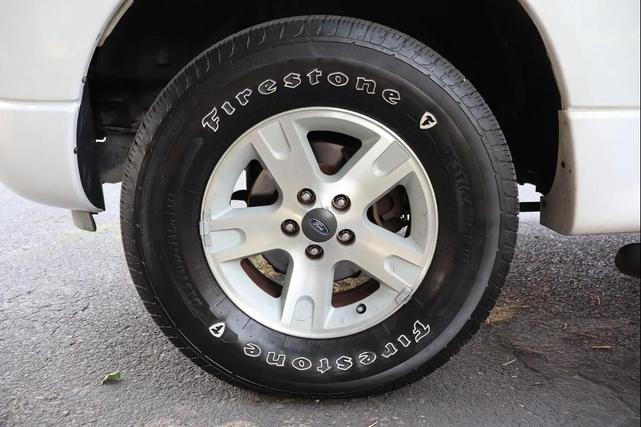 Photo of 2005 Oxford White Clearcoat Ford Explorer Sport Trac