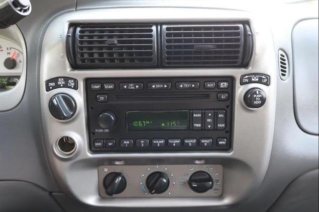 Photo of 2005 Oxford White Clearcoat Ford Explorer Sport Trac