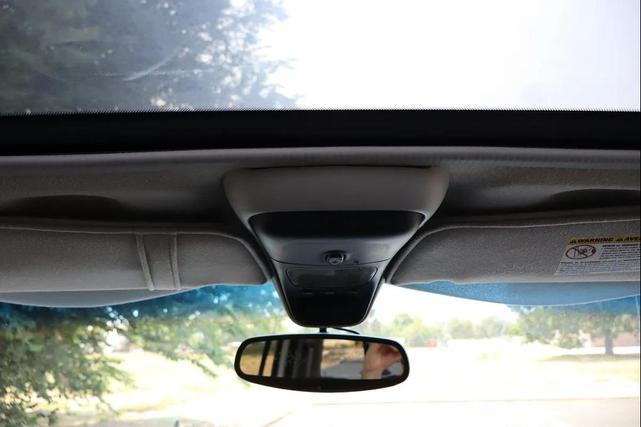 Photo of 2005 Oxford White Clearcoat Ford Explorer Sport Trac