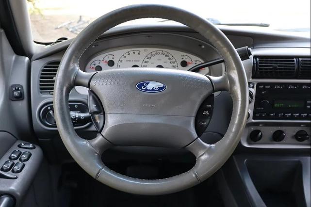 Photo of 2005 Oxford White Clearcoat Ford Explorer Sport Trac