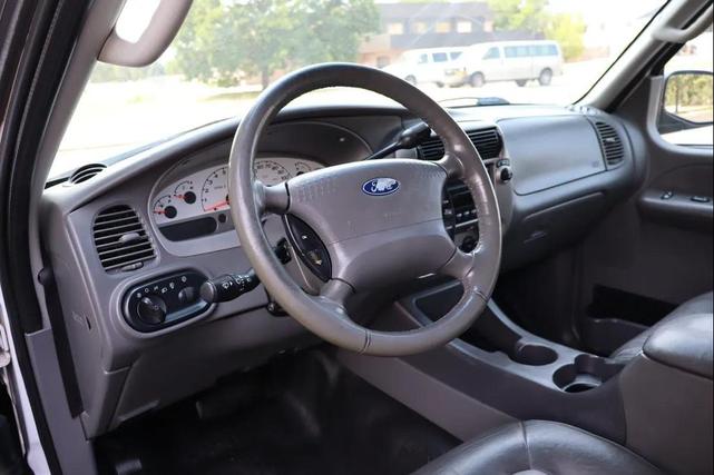 Photo of 2005 Oxford White Clearcoat Ford Explorer Sport Trac