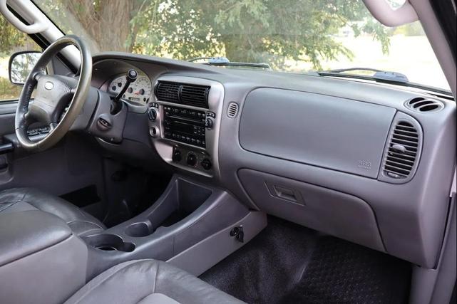 Photo of 2005 Oxford White Clearcoat Ford Explorer Sport Trac