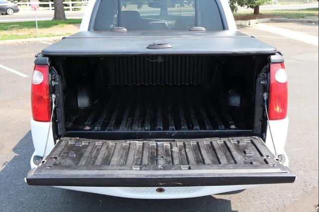 Photo of 2005 Oxford White Clearcoat Ford Explorer Sport Trac