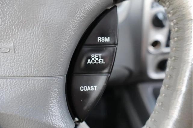 Photo of 2005 Oxford White Clearcoat Ford Explorer Sport Trac