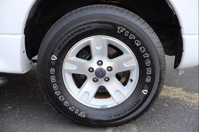 Photo of 2005 Oxford White Clearcoat Ford Explorer Sport Trac