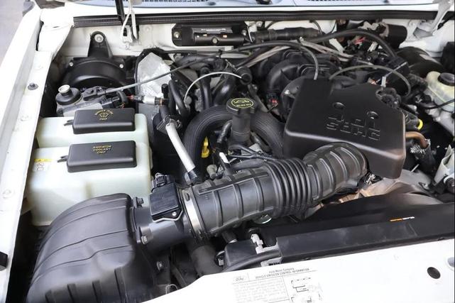Photo of 2005 Oxford White Clearcoat Ford Explorer Sport Trac