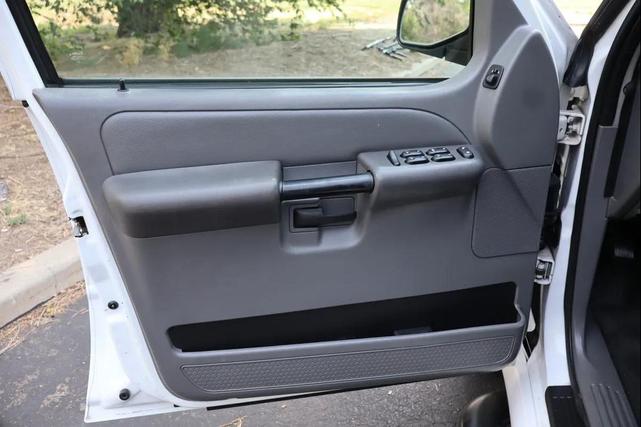 Photo of 2005 Oxford White Clearcoat Ford Explorer Sport Trac