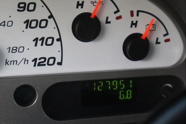 Photo of 2005 Oxford White Clearcoat Ford Explorer Sport Trac