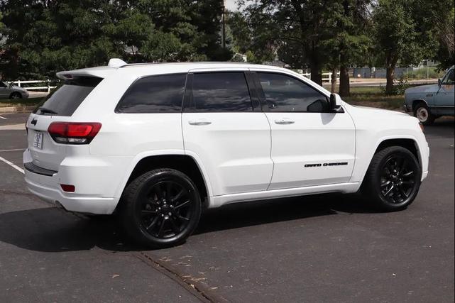 Photo of 2018 Bright White Clearcoat Jeep Grand Cherokee