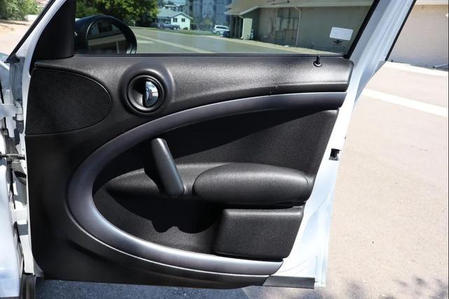 Photo of 2012 Off white MINI Cooper S Countryman