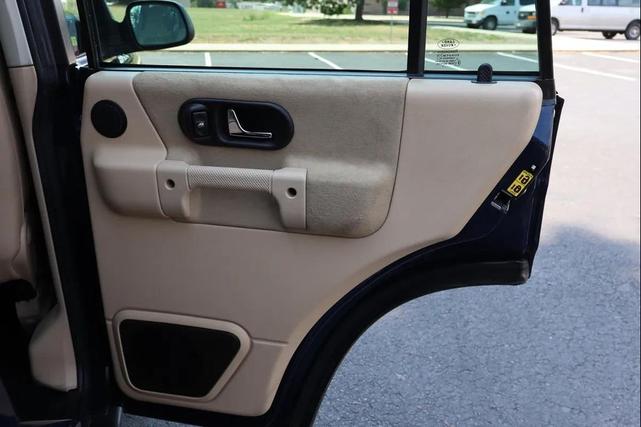 Photo of 2003 Oslo Blue Land Rover Discovery