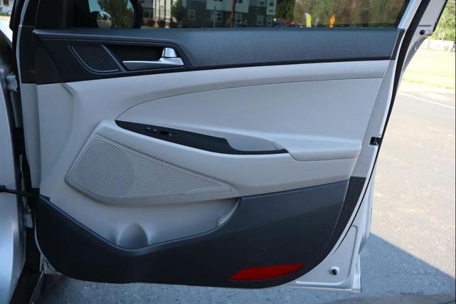 Photo of 2017 White Hyundai TUCSON