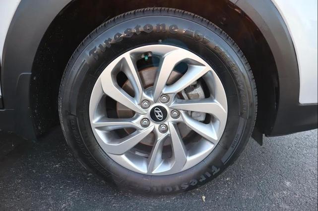 Photo of 2017 White Hyundai TUCSON
