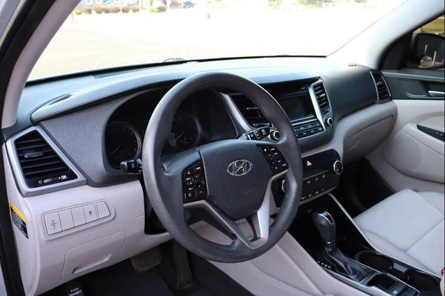 Photo of 2017 White Hyundai TUCSON