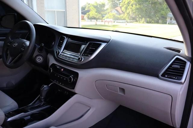 Photo of 2017 White Hyundai TUCSON