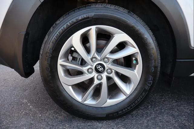 Photo of 2017 White Hyundai TUCSON