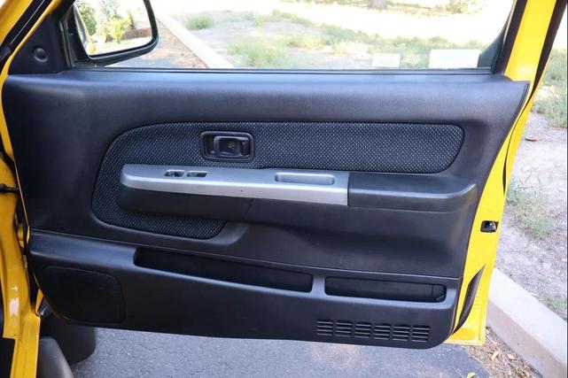 Photo of 2002 Solar Yellow Clearcoat Nissan Xterra