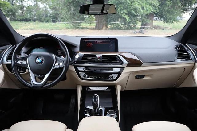Photo of 2021 White BMW X4