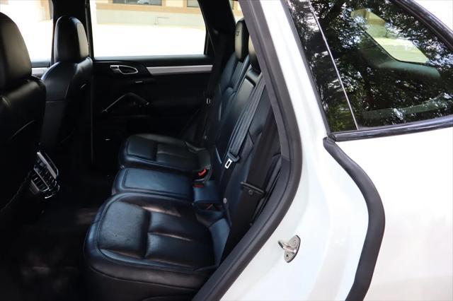 Photo of 2016 White Porsche Cayenne