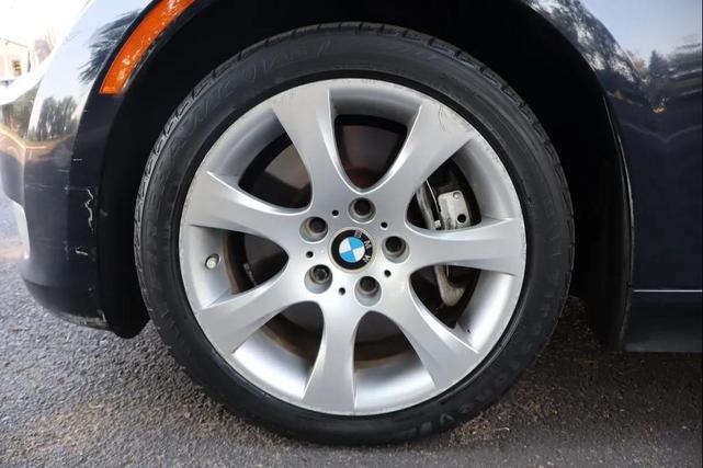 Photo of 2008 Blue BMW 335
