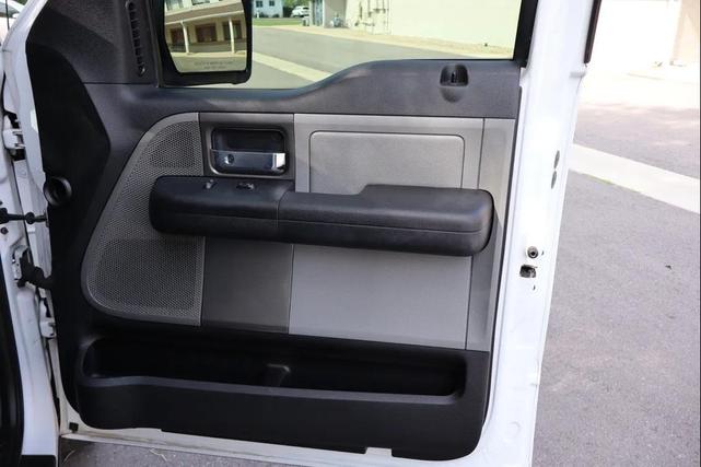 Photo of 2005 Oxford White Clearcoat Ford F-150
