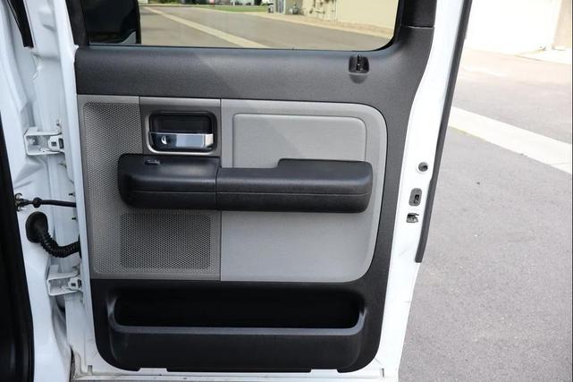 Photo of 2005 Oxford White Clearcoat Ford F-150
