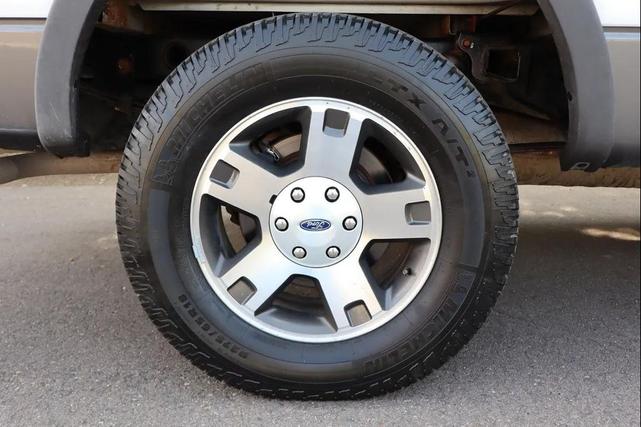 Photo of 2005 Oxford White Clearcoat Ford F-150