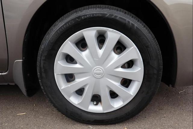 Photo of 2015 Silver Nissan Versa