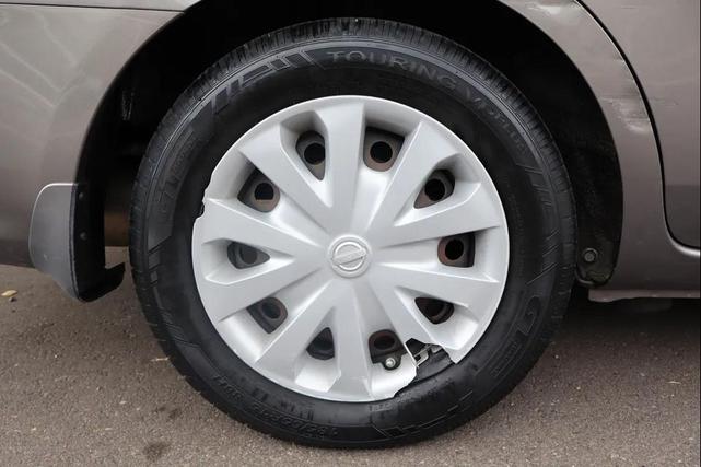 Photo of 2015 Silver Nissan Versa