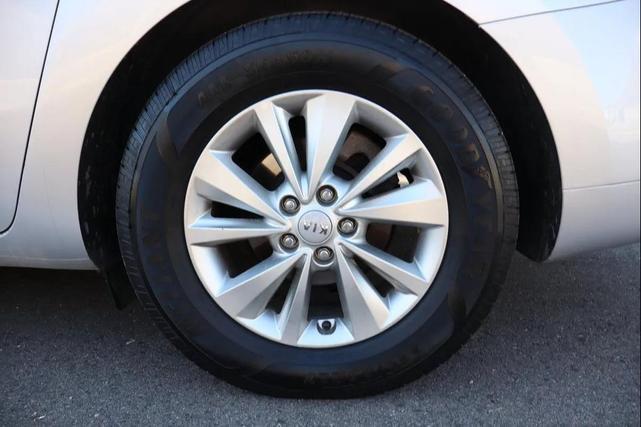 Photo of 2015 Bright Silver Kia Sedona